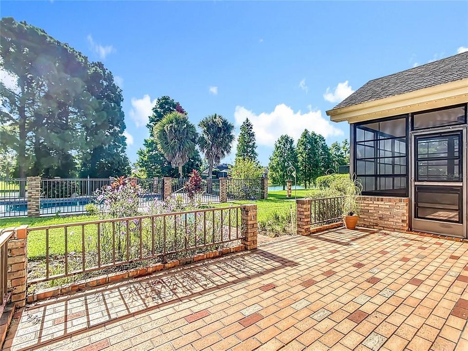 For Sale: $650,000 (3 beds, 2 baths, 2554 Square Feet)