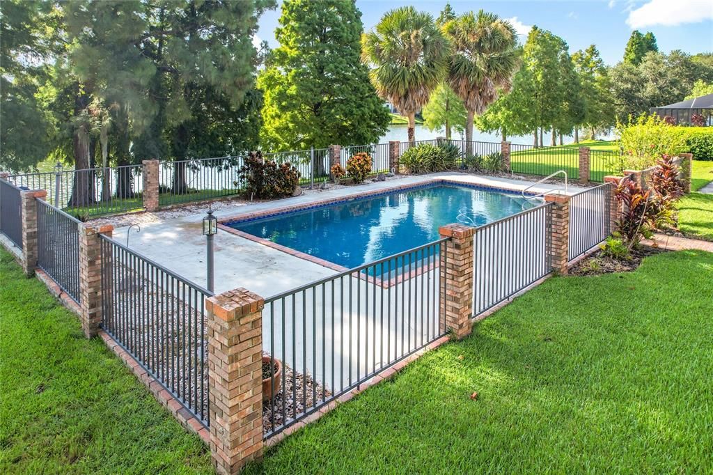 For Sale: $650,000 (3 beds, 2 baths, 2554 Square Feet)