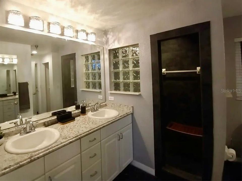 待售: $243,900 (2 贝兹, 2 浴室, 1135 平方英尺)