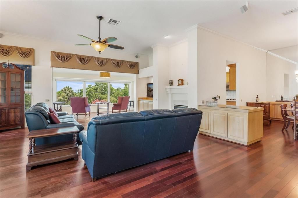 Под контрактом: $299,900 (3 спален, 2 ванн, 2028 Квадратных фут)