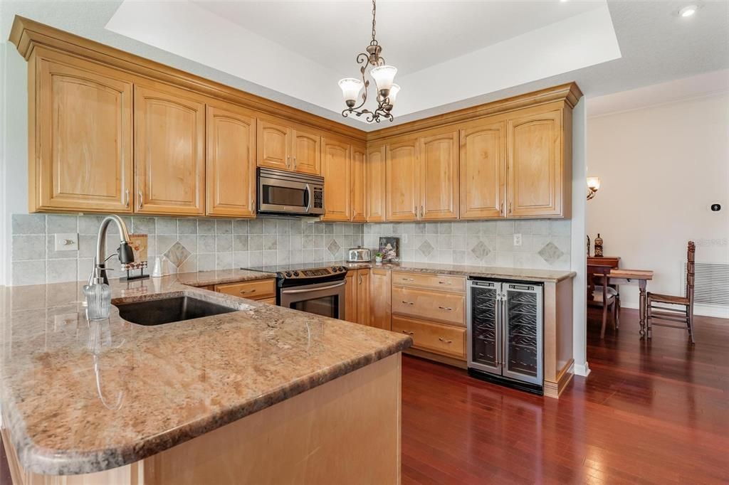 Под контрактом: $299,900 (3 спален, 2 ванн, 2028 Квадратных фут)