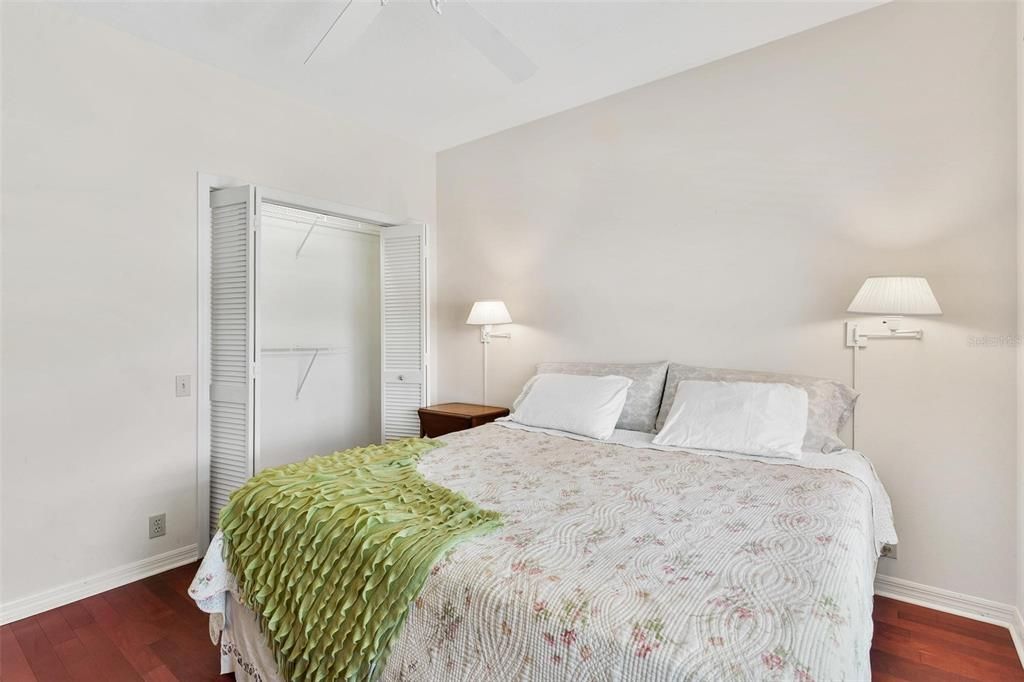 Под контрактом: $299,900 (3 спален, 2 ванн, 2028 Квадратных фут)