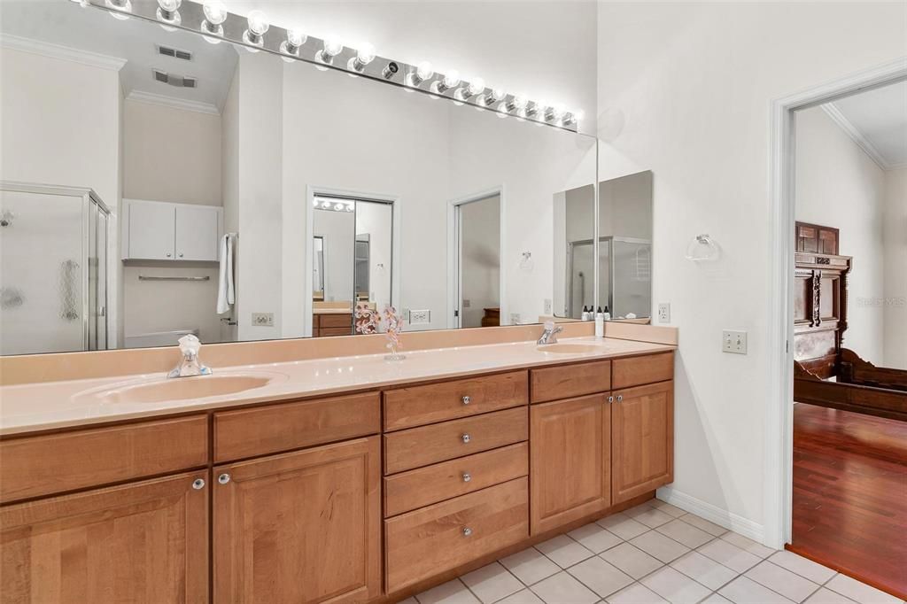 Под контрактом: $299,900 (3 спален, 2 ванн, 2028 Квадратных фут)