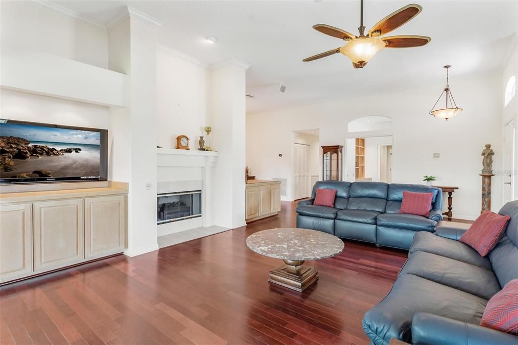 Под контрактом: $299,900 (3 спален, 2 ванн, 2028 Квадратных фут)