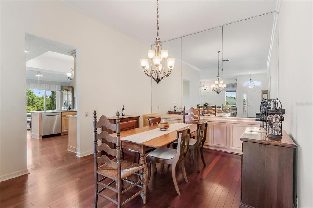 Под контрактом: $299,900 (3 спален, 2 ванн, 2028 Квадратных фут)