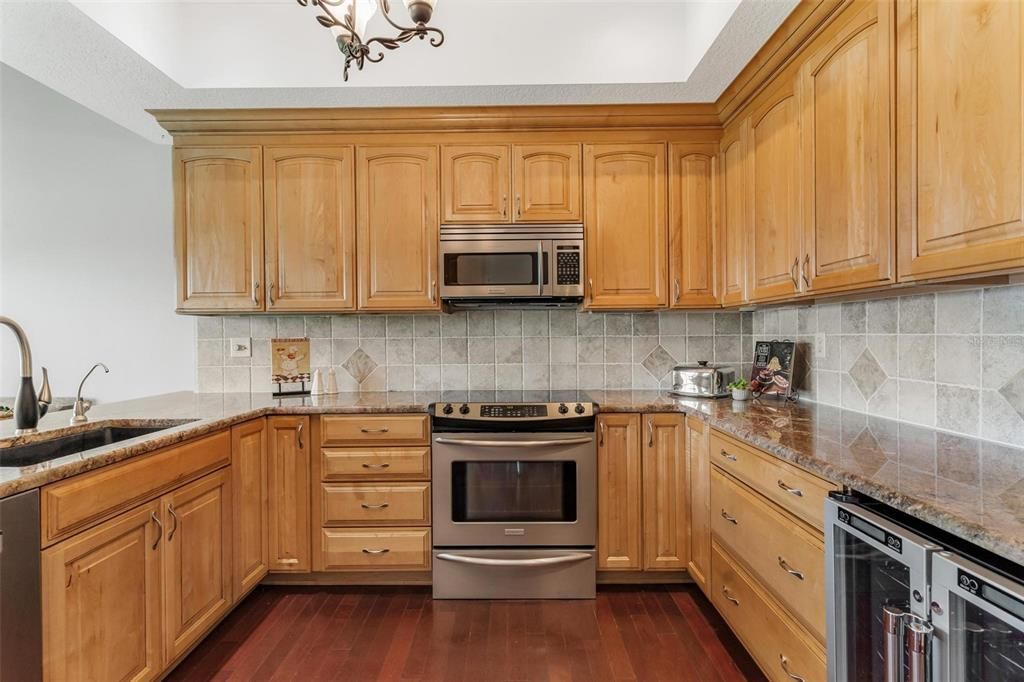 Под контрактом: $299,900 (3 спален, 2 ванн, 2028 Квадратных фут)