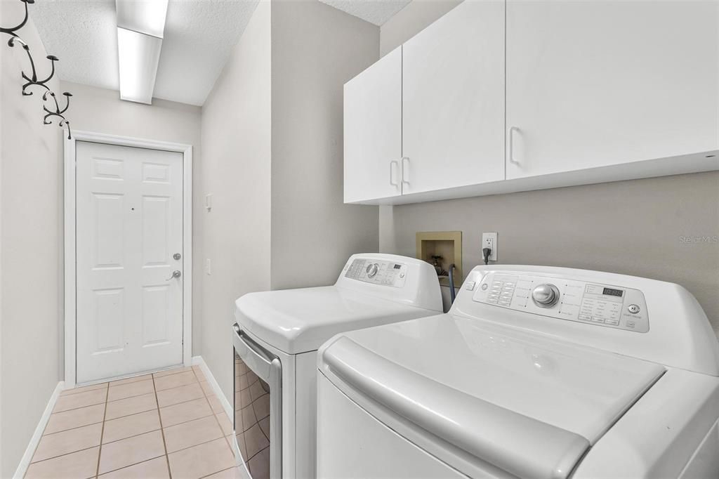 Под контрактом: $299,900 (3 спален, 2 ванн, 2028 Квадратных фут)