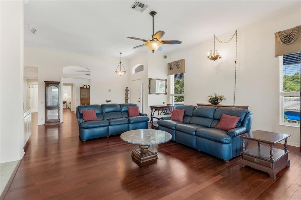 Под контрактом: $299,900 (3 спален, 2 ванн, 2028 Квадратных фут)