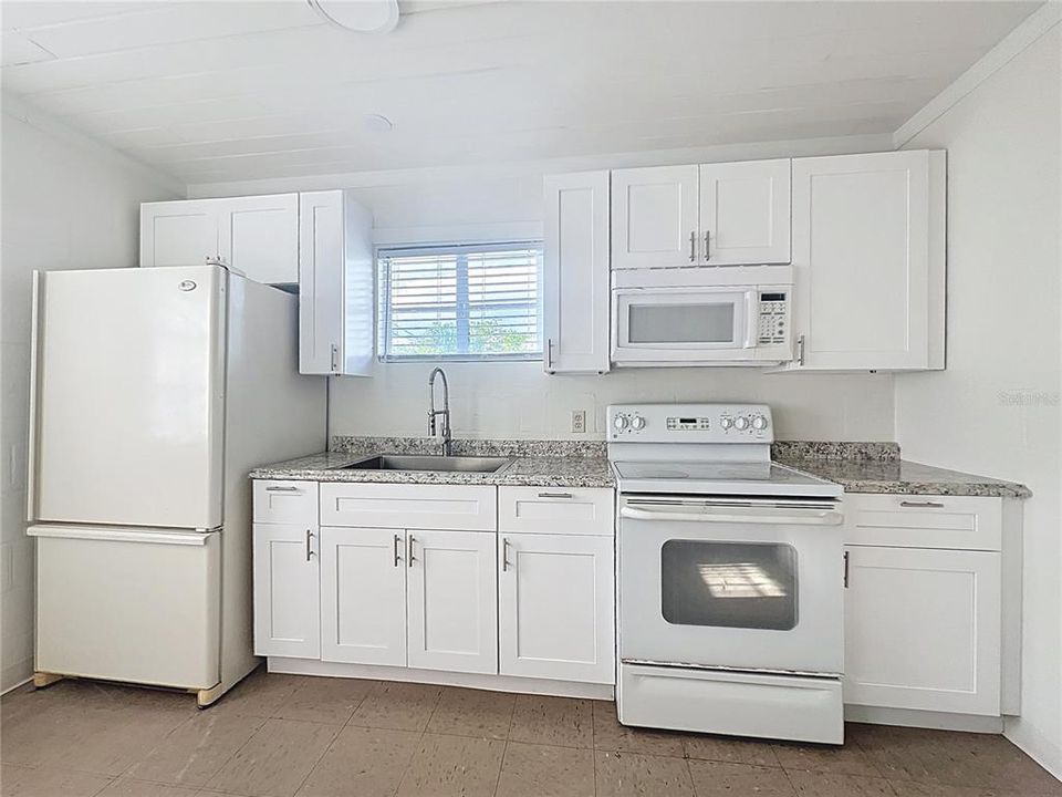 For Rent: $1,100 (1 beds, 1 baths, 1008 Square Feet)