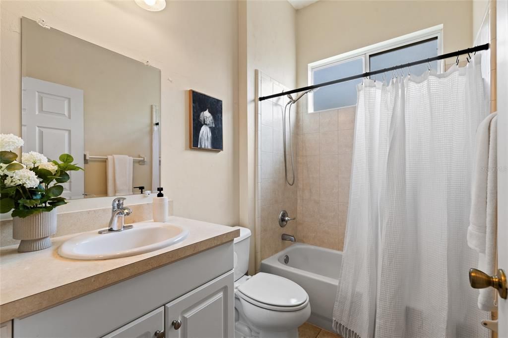 合同活跃: $400,000 (4 贝兹, 2 浴室, 1813 平方英尺)