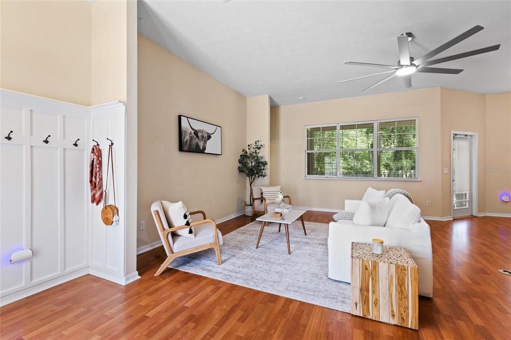 合同活跃: $400,000 (4 贝兹, 2 浴室, 1813 平方英尺)