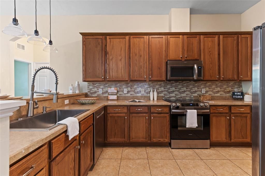 合同活跃: $400,000 (4 贝兹, 2 浴室, 1813 平方英尺)