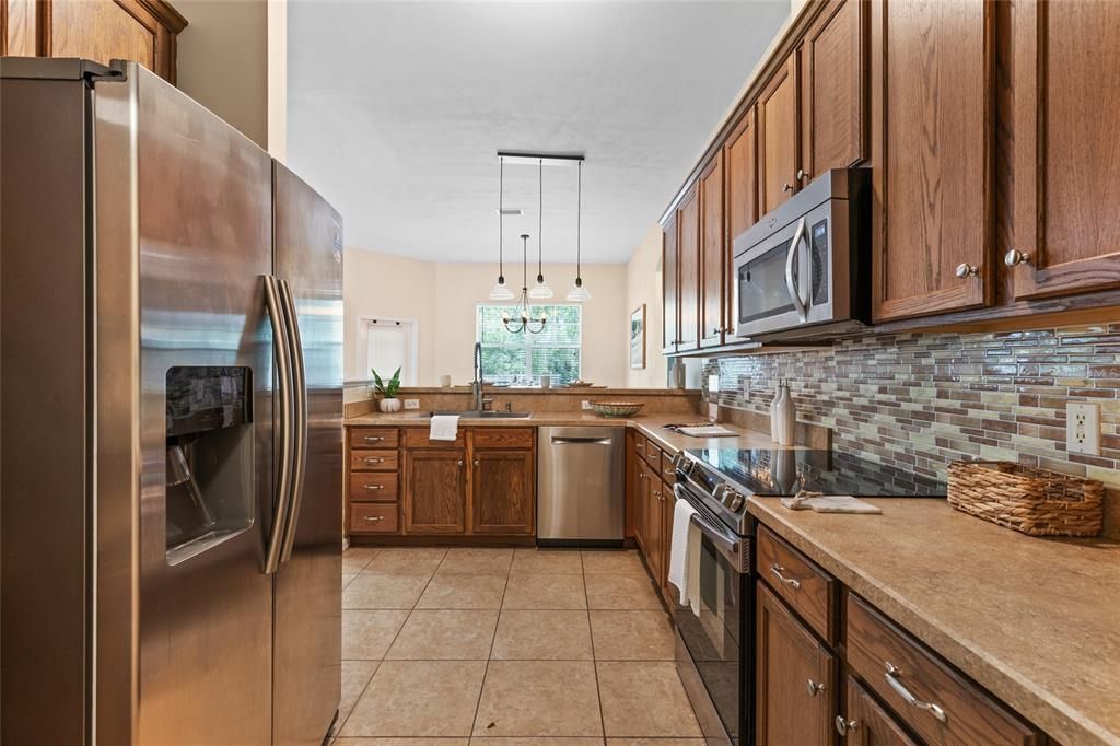 合同活跃: $400,000 (4 贝兹, 2 浴室, 1813 平方英尺)