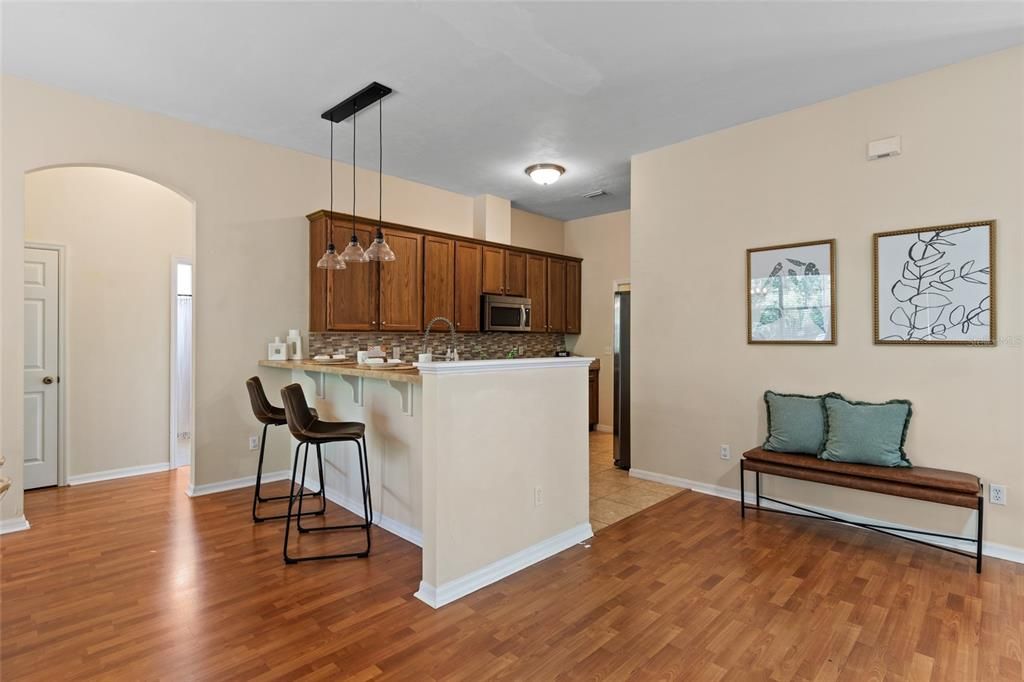 合同活跃: $400,000 (4 贝兹, 2 浴室, 1813 平方英尺)