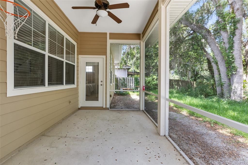 合同活跃: $400,000 (4 贝兹, 2 浴室, 1813 平方英尺)