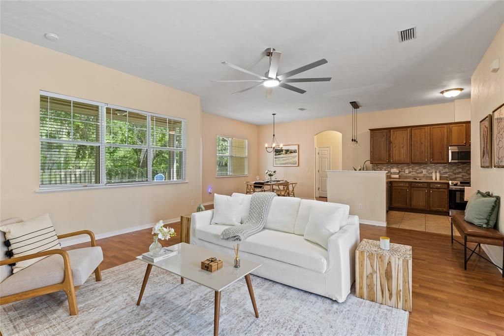 合同活跃: $400,000 (4 贝兹, 2 浴室, 1813 平方英尺)