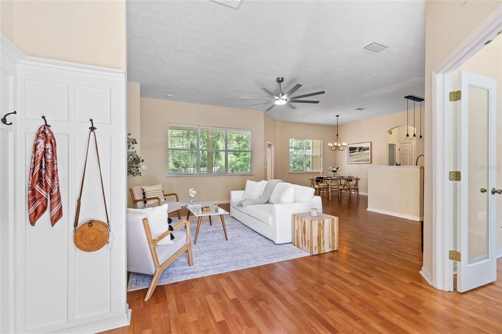 合同活跃: $400,000 (4 贝兹, 2 浴室, 1813 平方英尺)