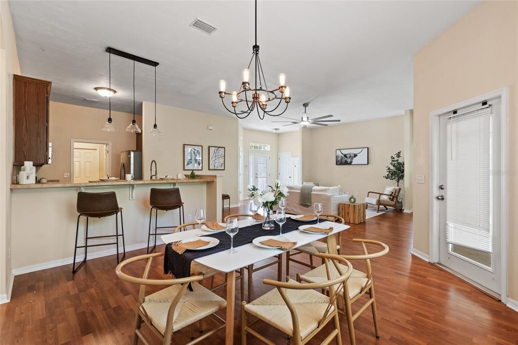 合同活跃: $400,000 (4 贝兹, 2 浴室, 1813 平方英尺)