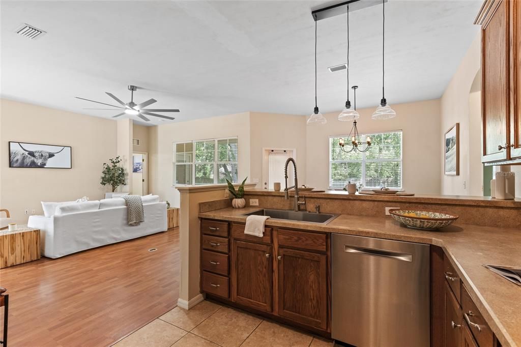 合同活跃: $400,000 (4 贝兹, 2 浴室, 1813 平方英尺)