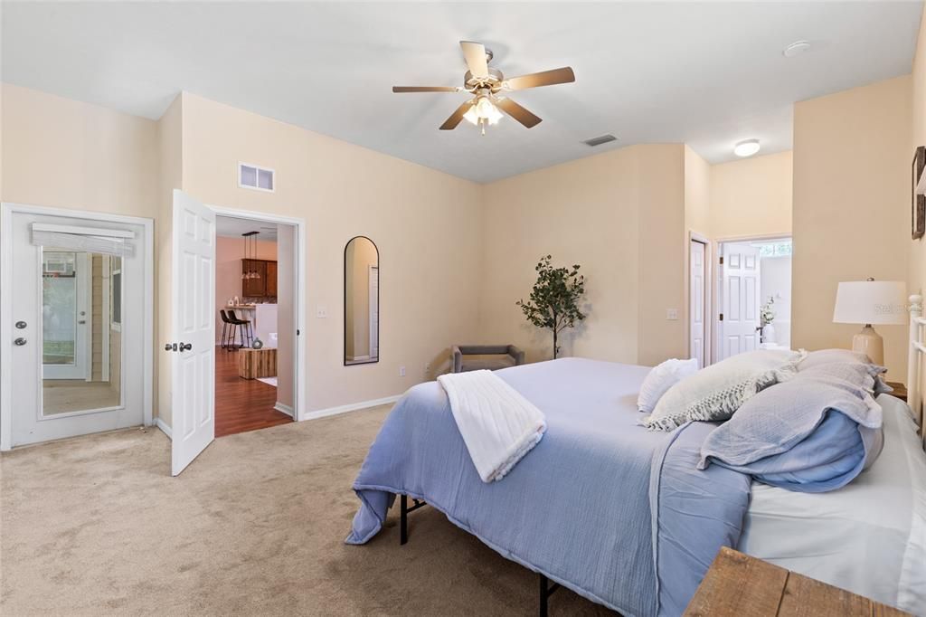 合同活跃: $400,000 (4 贝兹, 2 浴室, 1813 平方英尺)