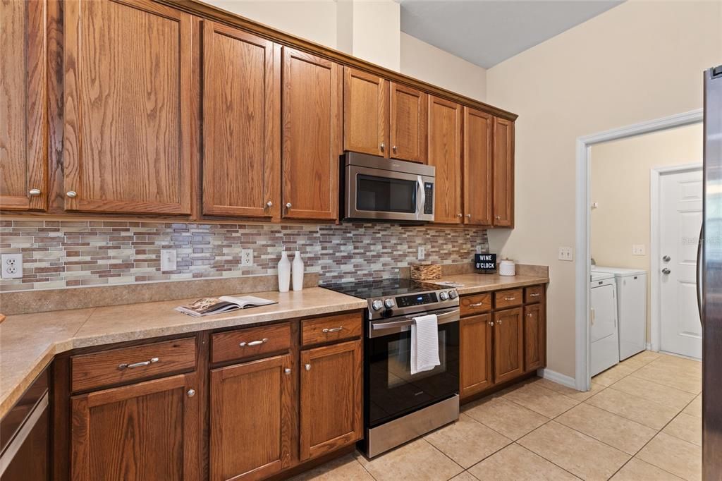 合同活跃: $400,000 (4 贝兹, 2 浴室, 1813 平方英尺)