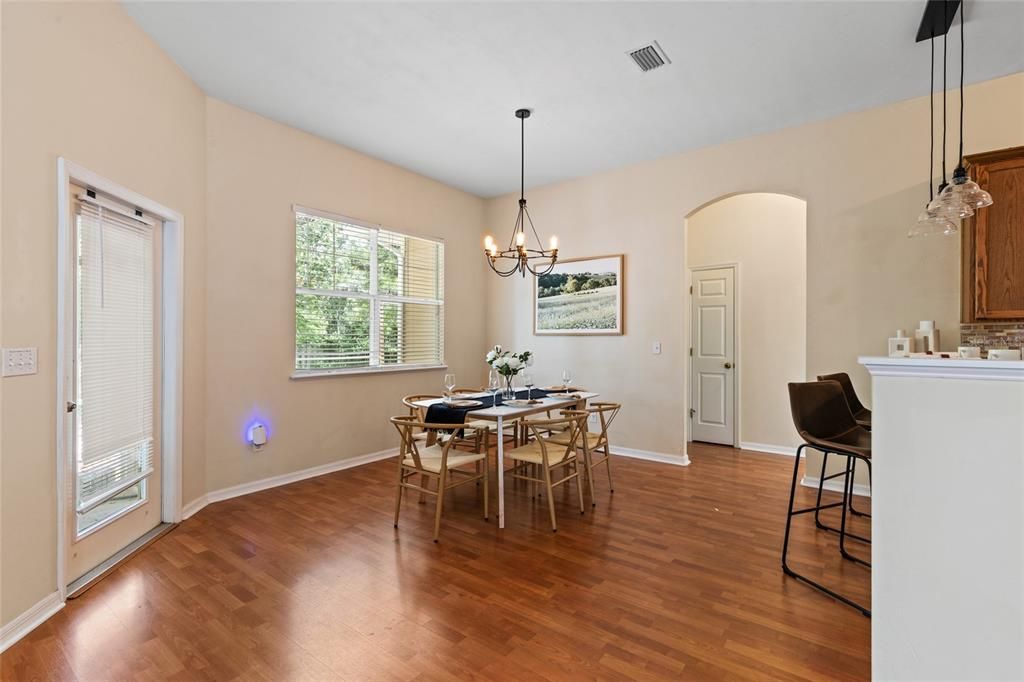 合同活跃: $400,000 (4 贝兹, 2 浴室, 1813 平方英尺)