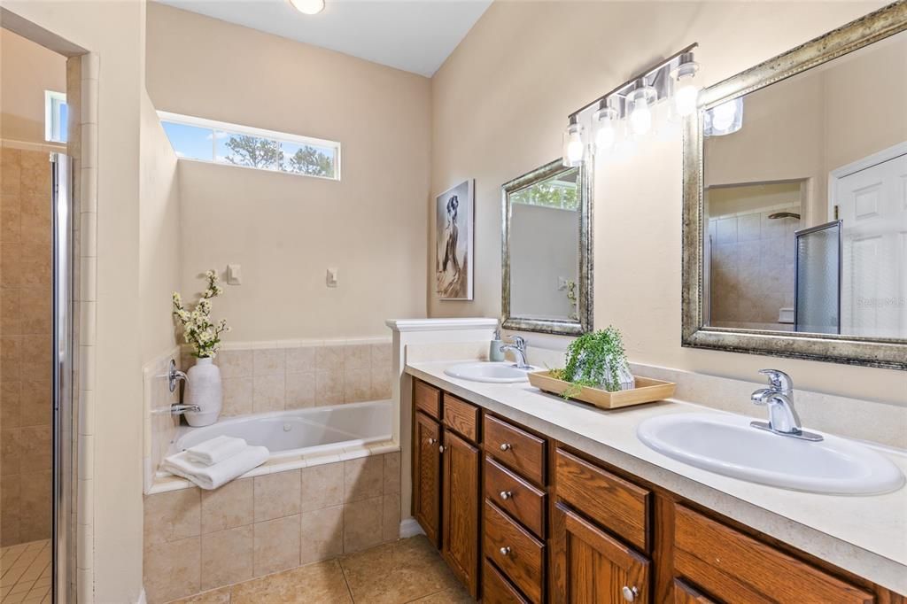 合同活跃: $400,000 (4 贝兹, 2 浴室, 1813 平方英尺)