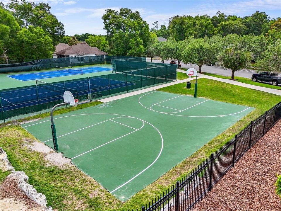 合同活跃: $400,000 (4 贝兹, 2 浴室, 1813 平方英尺)