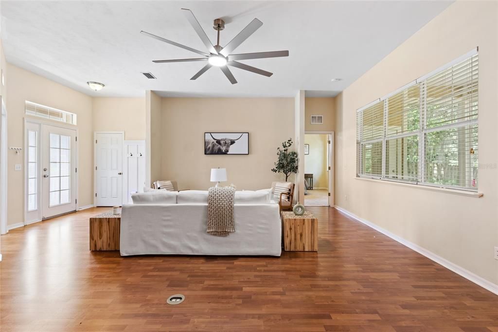 合同活跃: $400,000 (4 贝兹, 2 浴室, 1813 平方英尺)