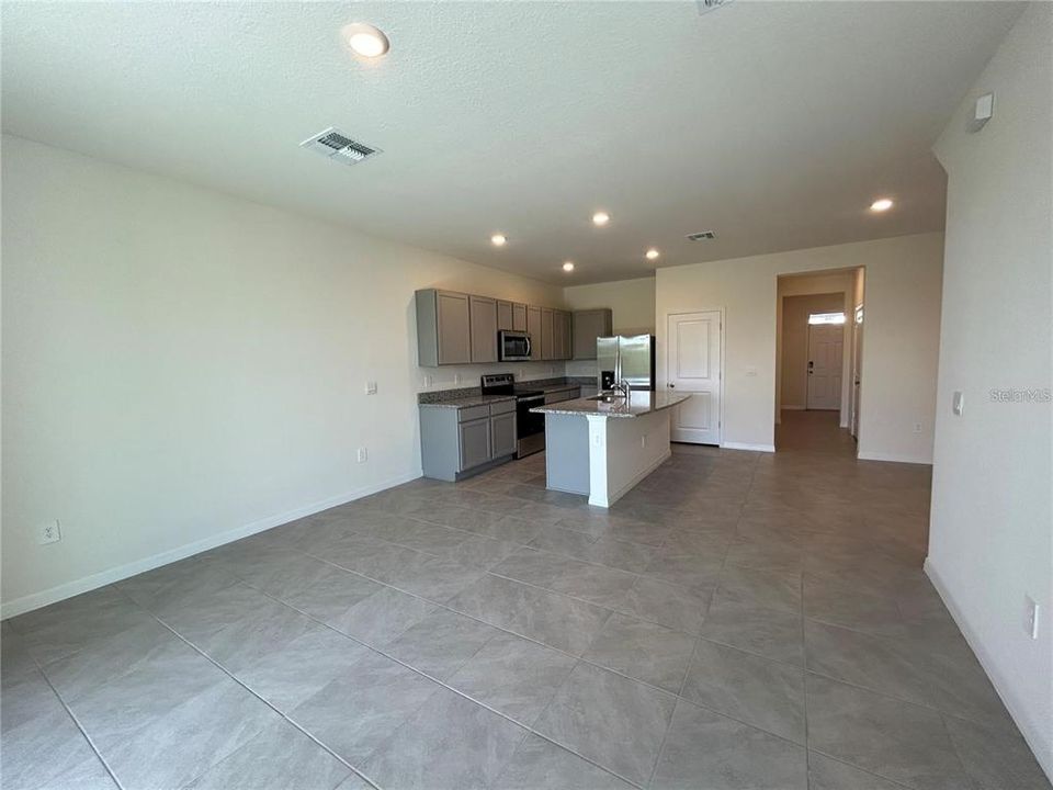 合同活跃: $2,500 (3 贝兹, 2 浴室, 1661 平方英尺)