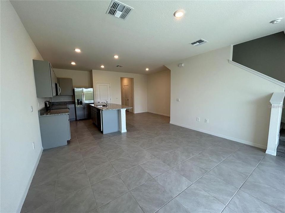 合同活跃: $2,500 (3 贝兹, 2 浴室, 1661 平方英尺)