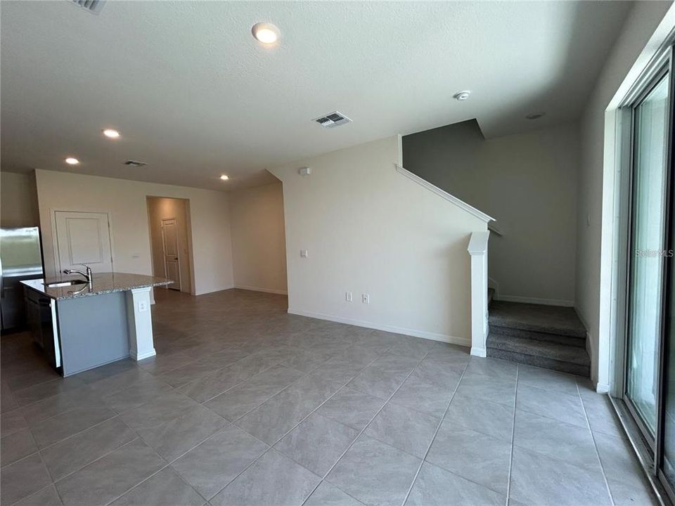 合同活跃: $2,500 (3 贝兹, 2 浴室, 1661 平方英尺)