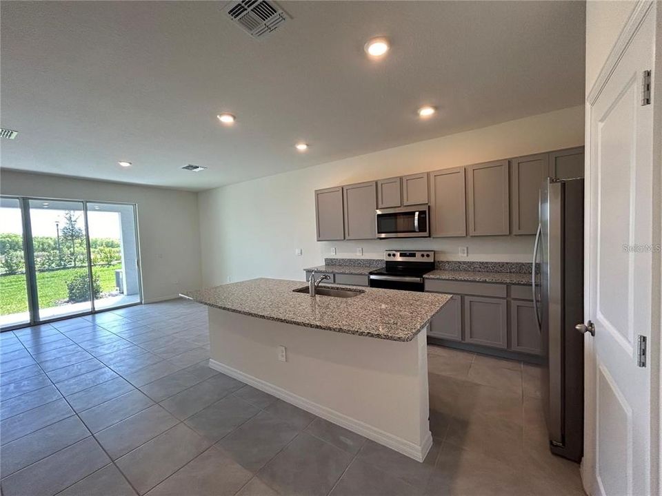 合同活跃: $2,500 (3 贝兹, 2 浴室, 1661 平方英尺)