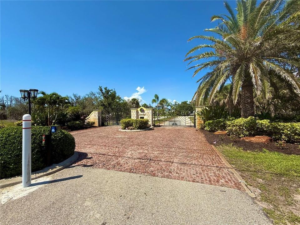 待售: $119,900 (0.43 acres)