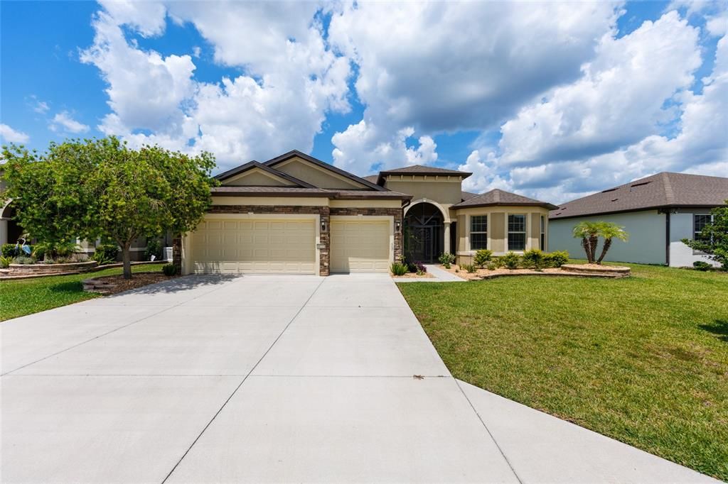 Active With Contract: $534,900 (3 beds, 3 baths, 2501 Square Feet)