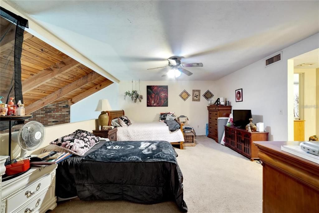 Active With Contract: $575,000 (10 beds, 8 baths, 5514 Square Feet)