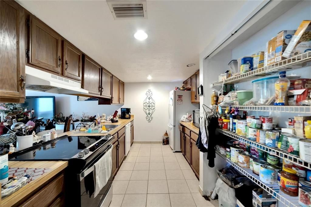 Active With Contract: $575,000 (10 beds, 8 baths, 5514 Square Feet)