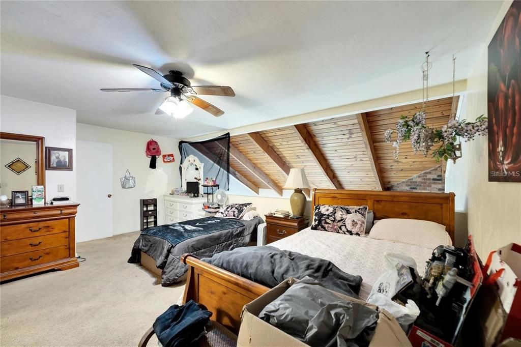 Active With Contract: $575,000 (10 beds, 8 baths, 5514 Square Feet)