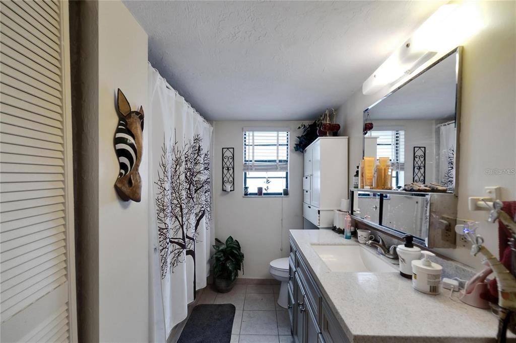 Active With Contract: $575,000 (10 beds, 8 baths, 5514 Square Feet)