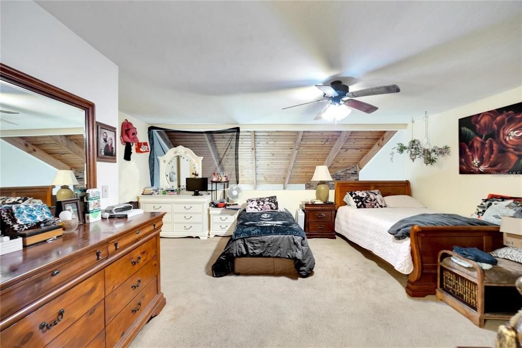 Active With Contract: $575,000 (10 beds, 8 baths, 5514 Square Feet)