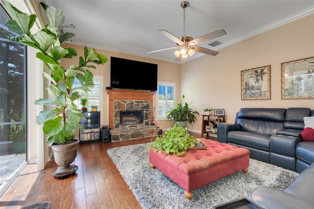 Activo con contrato: $930,000 (4 camas, 3 baños, 3178 Pies cuadrados)