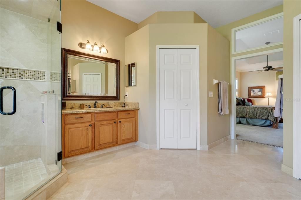 Activo con contrato: $930,000 (4 camas, 3 baños, 3178 Pies cuadrados)