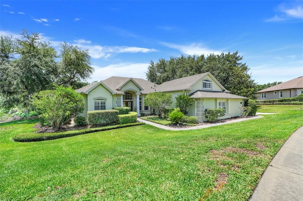 Activo con contrato: $930,000 (4 camas, 3 baños, 3178 Pies cuadrados)