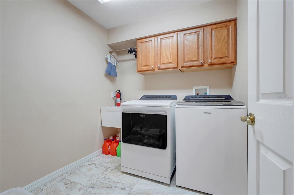 Activo con contrato: $930,000 (4 camas, 3 baños, 3178 Pies cuadrados)