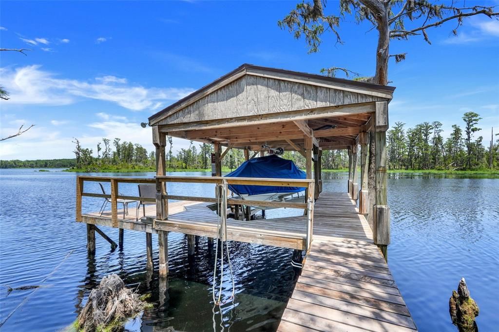 Activo con contrato: $930,000 (4 camas, 3 baños, 3178 Pies cuadrados)