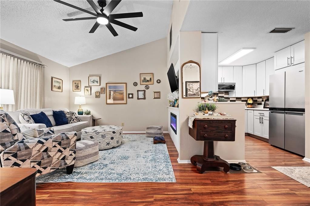 待售: $229,000 (2 贝兹, 2 浴室, 1309 平方英尺)