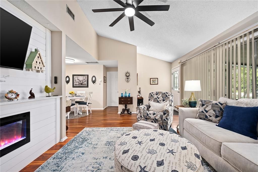 待售: $229,000 (2 贝兹, 2 浴室, 1309 平方英尺)