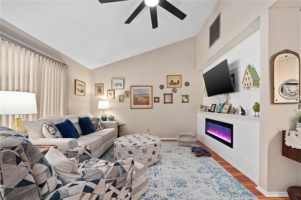 待售: $229,000 (2 贝兹, 2 浴室, 1309 平方英尺)