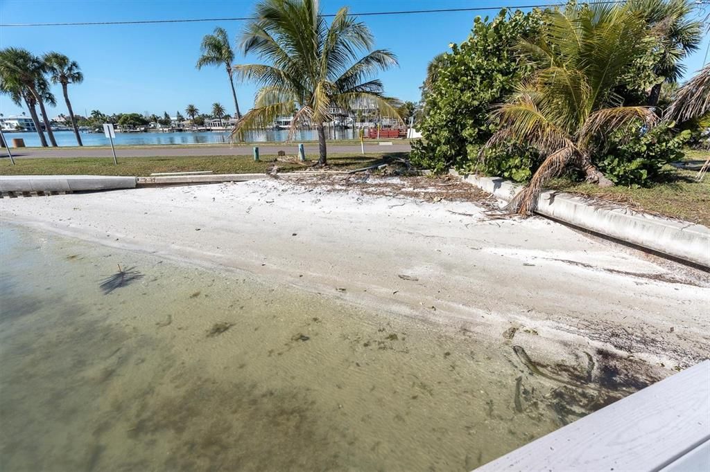 На продажу: $890,000 (0.18 acres)