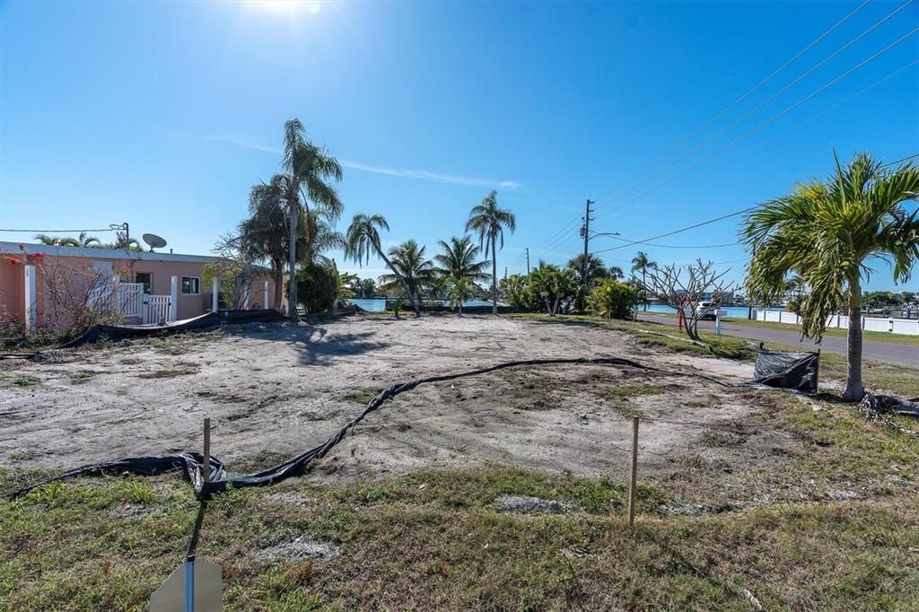 На продажу: $890,000 (0.18 acres)